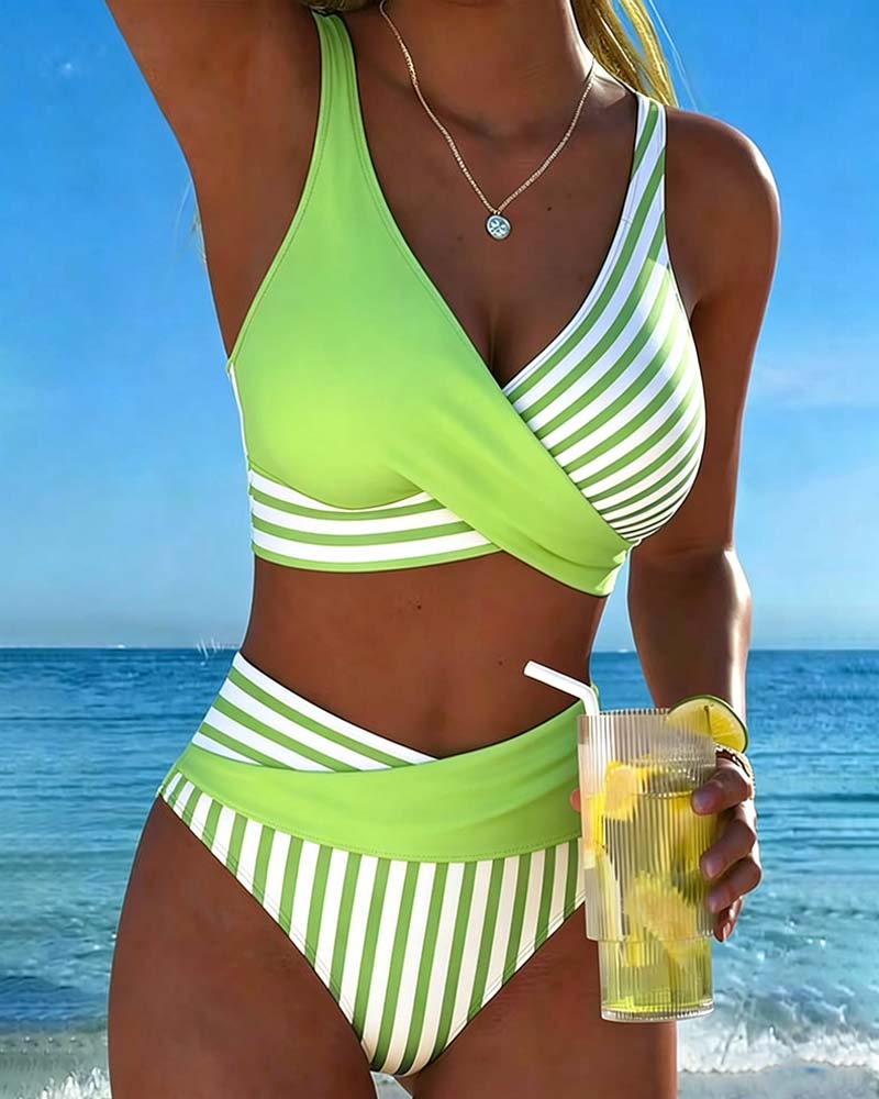 Bikini con estampado de rayas cruzado