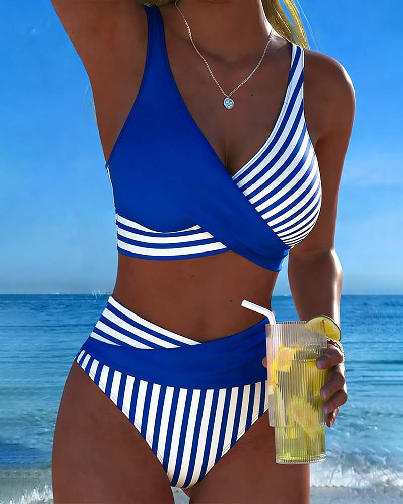 Bikini con estampado de rayas cruzado