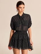 Conjunto de camisa transparente y minifalda de lunares