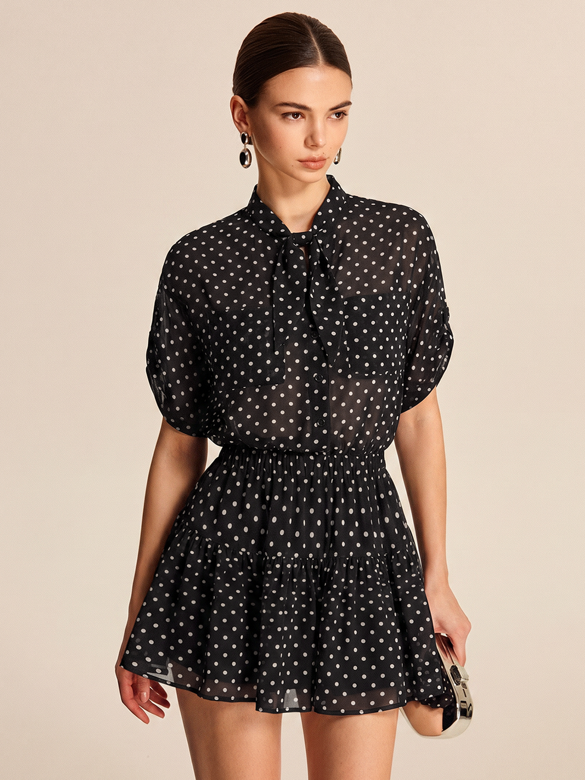 Conjunto de camisa transparente y minifalda de lunares