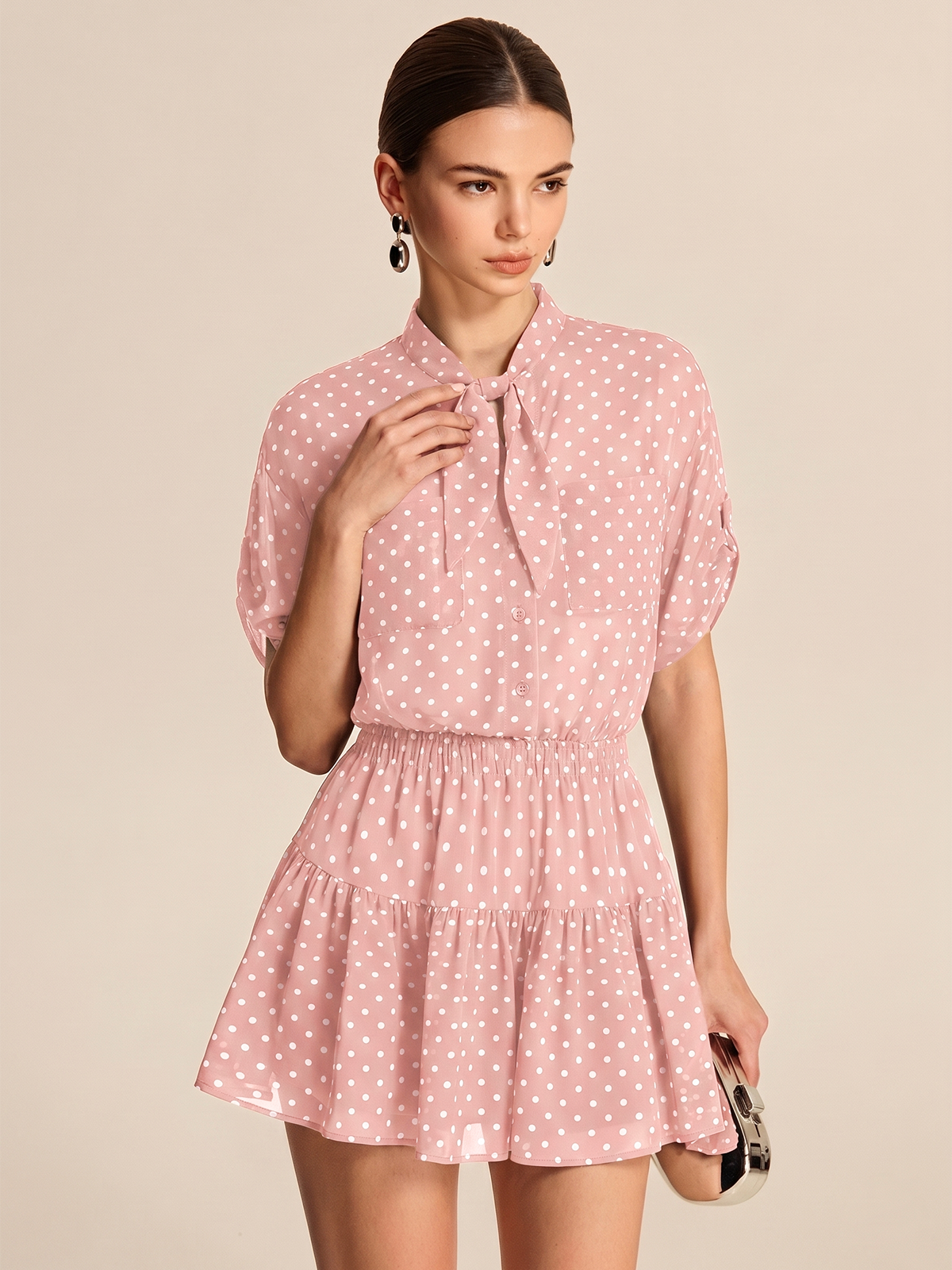 Conjunto de camisa transparente y minifalda de lunares