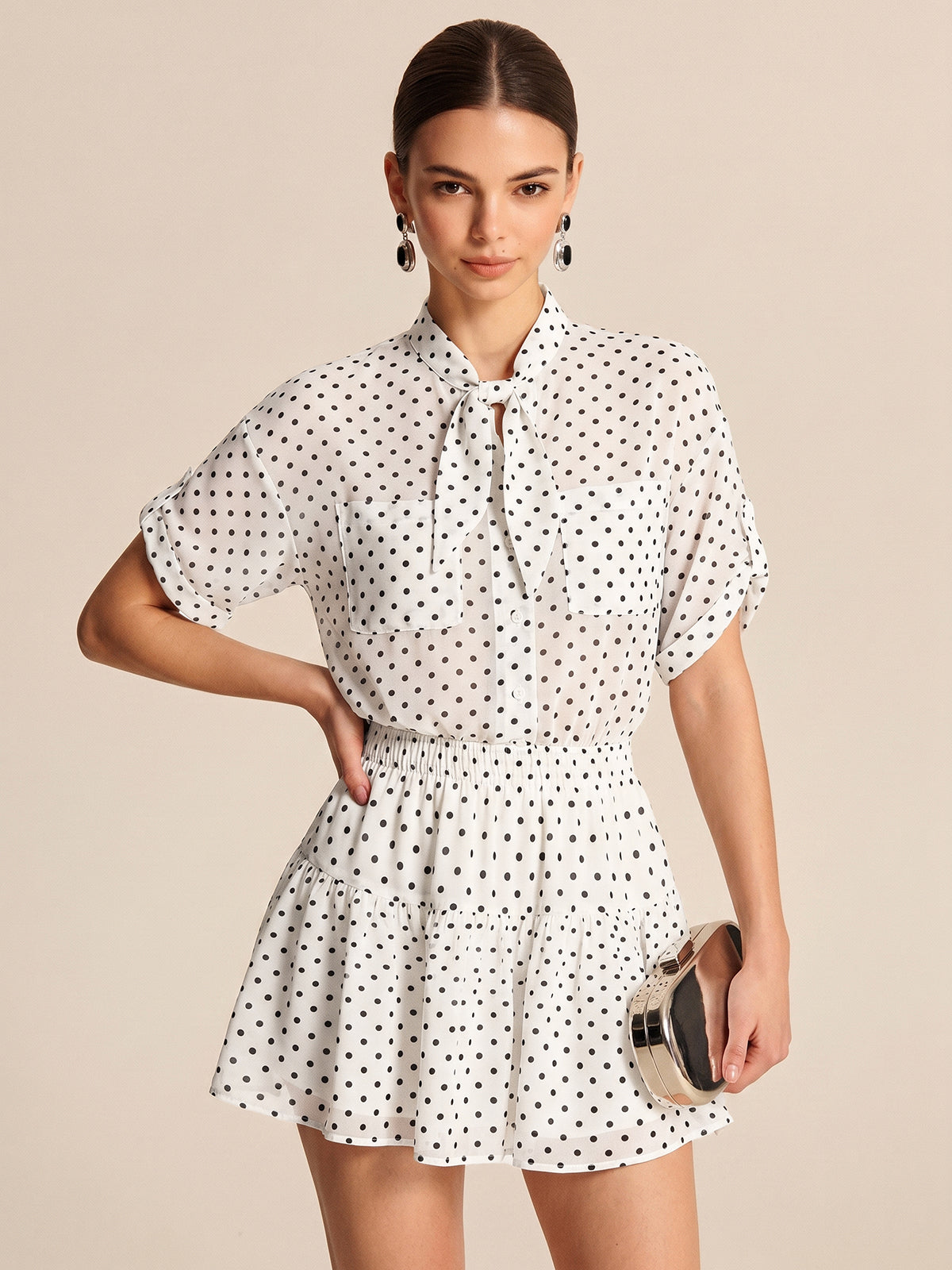 Conjunto de camisa transparente y minifalda de lunares