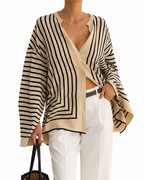 Blusa de rayas elegante con apertura frontal