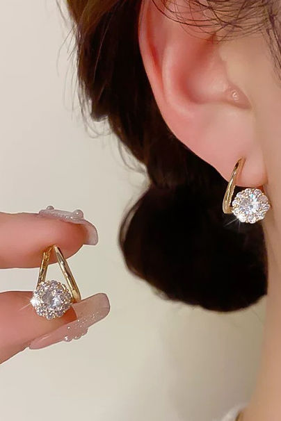 Elegant Rotatable Diamond Earrings