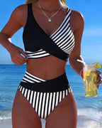 Bikini con estampado de rayas cruzado