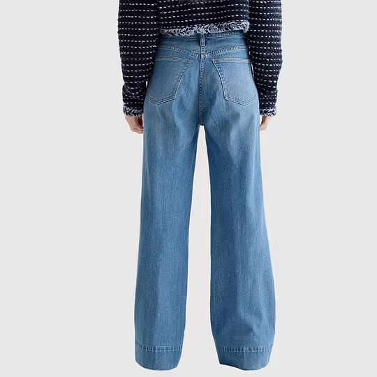 Jeans de tiro alto y corte ancho que estilizan la figura