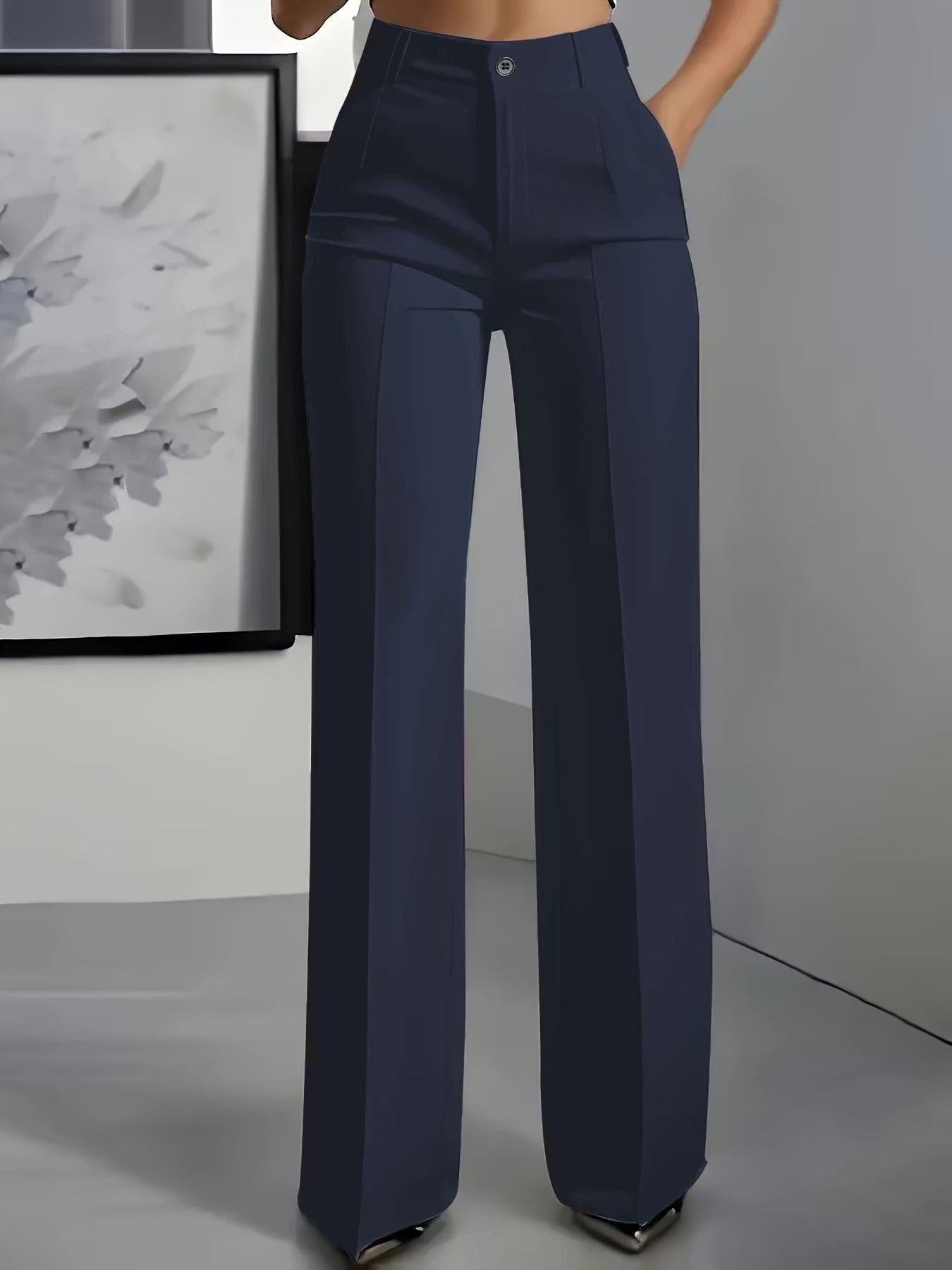 Pantalón de cintura alta con diseño refinado