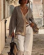 Blusa de rayas elegante con apertura frontal
