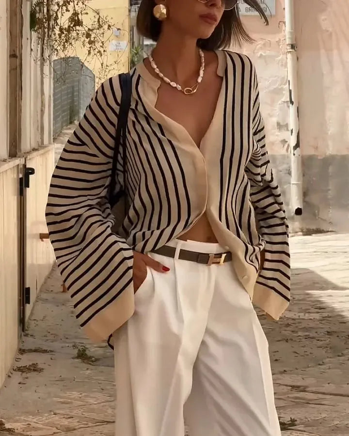 Blusa de rayas elegante con apertura frontal